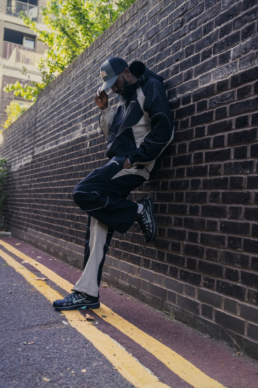 The Contour Tech set in Black / Stone